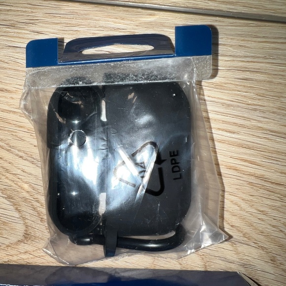 NWOT - Silicone Carrying Case for Apple AirPods Pro - Picture 4 of 4